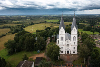 Alantos Šv. apaštalo Jokūbo bažnyčia. Alanta (Molėtų r.). Fotogr. G. Lukoševičius. 2025 m. PAVB skaitmeninis archyvas