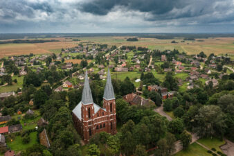 Debeikių panorama su Šv. Jono Krikštytojo bažnyčia. Debeikiai (Anykščių r.). Fotogr. G. Lukoševičius. 2025 m. PAVB skaitmeninis archyvas
