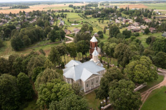 Skiemonių panorama su Švč. Mergelės Marijos Aplankymo bažnyčia ir varpine. Fotogr. G. Lukoševičius. Skiemonys (Anykščių r.). 2025 m. PAVB, Panevėžio vyskupijos kurijos skaitmeninis archyvas