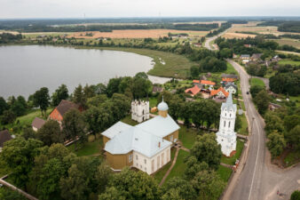 Svėdasų panorama su Šv. Arkangelo Mykolo bažnyčia, varpine ir Morikonių koplyčia-mauzoliejumi. Fotogr. G. Lukoševičius. Svėdasai (Anykščių r.). 2025 m. PAVB skaitmeninis archyvas