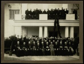 Lietuvos bažnytinės provincijos įsteigimo iškilmės. Sėdi iš kairės: prelatas Aleksandras Grigaitis, Apaštalų sosto atstovas L. Faidutti, prelatas Jonas Mačiulis-Maironis, vyskupas Kazimieras Paltarokas, vyskupas Antanas Karosas, vyskupas Pranciškus Karevičius, arkivyskupas Jurgis Matulaitis, arkivyskupas Juozapas Skvireckas, LR ministras pirmininkas dr. Leonas Bistras, vyskupas Justinas Staugaitis, vyskupas Juozapas Kukta, vyskupas Mečislovas Reinys. Kaunas. 1926 m. PAVB, Pavienių rankraščių fondas F8-583
