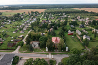 Raguvėlės panorama su Šv. diakono Stepono bažnyčia. Fotogr. G. Lukoševičius. 2025 m. Raguvėlė (Anykščių r.). PAVB skaitmeninis archyvas