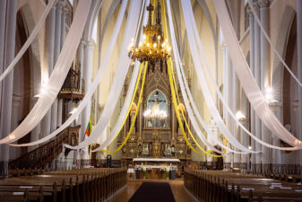 Anykščių Šv. apaštalo evangelisto Mato bažnyčios Šventosios Dvasios Atsiuntimo altorius. Fotogr. G. Lukoševičius. Anykščiai. 2025 m. PAVB skaitmeninis archyvas