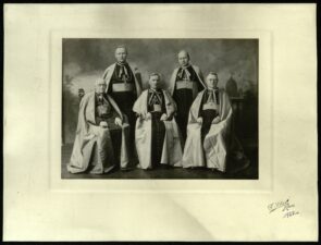 Lietuvos vyskupai, atvykę pirmojo „ad liminum“ pas Šv. Tėvą 1928 m. Sėdi iš kairės: Vilkaviškio vyskupas Antanas Karosas, metropolitas arkivyskupas Juozapas Skvireckas, Telšių vyskupas Justinas Staugaitis. Stovi iš kairės: Panevėžio vyskupas Kazimieras Paltarokas ir Kaišiadorių vyskupas Juozapas Kukta. PAVB, Panevėžio vyskupijos kurijos skaitmeninis archyvas