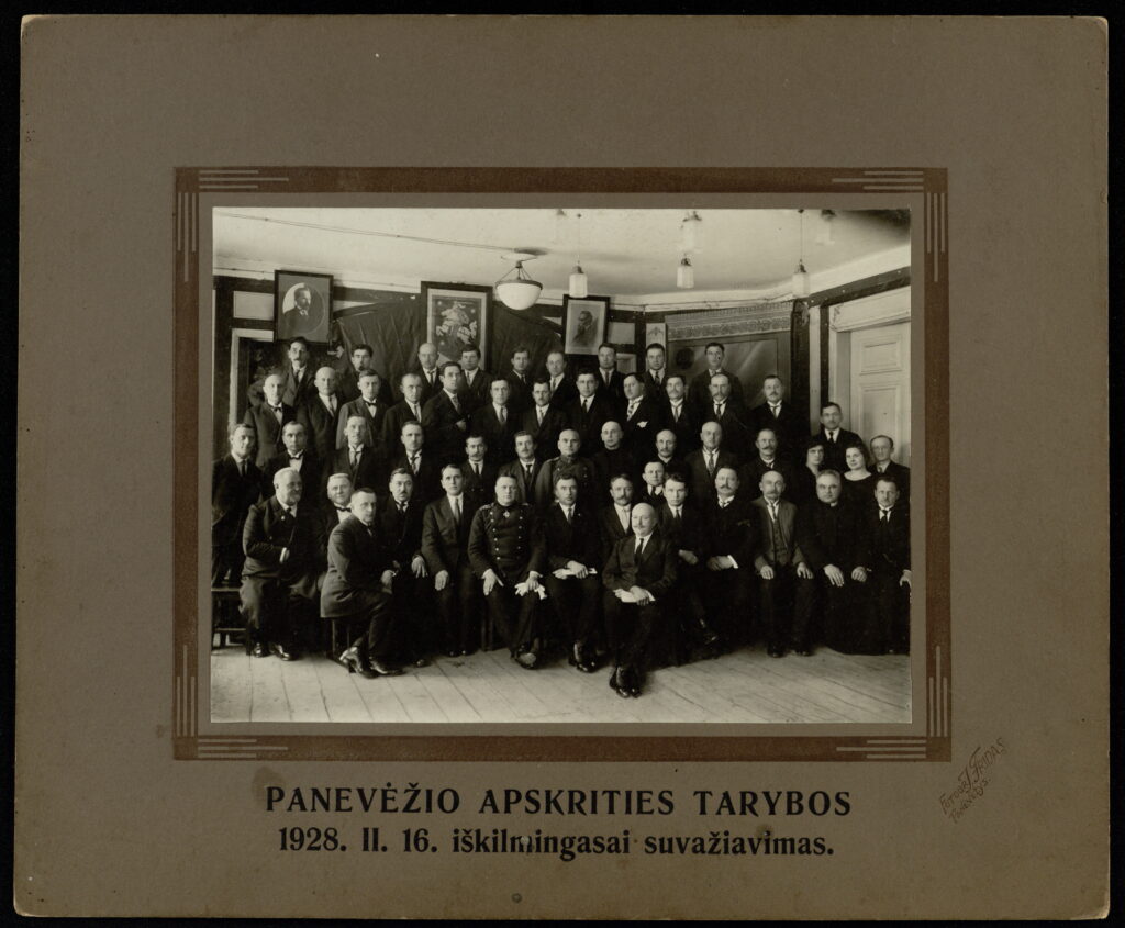 Panevėžio apskrities tarybos 1928 m. vasario 16 d. iškilmingo suvažiavimo dalyviai. 1-oje eilėje iš kairės: 1-as Kazimieras Sliekas, 4-as Stasys Mačiulis, 5-as Panevėžio miesto ir apskrities tarybos viršininkas Bronius Stosiūnas, 6-as Petras Butkus, 7-as Jurgis Bukėnas, 11-as kunigas Antanas Paurys, 12-as Antanas Didžiulis, 2-oje eilėje iš kairės: 7-as Martynas Kregždė. Fotogr. I. Fridas. Panevėžys. 1928 02 16. PAVB, Konstantino Balsio fondas F119-425