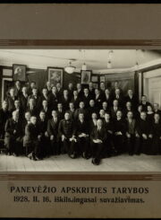Panevėžio apskrities tarybos 1928 m. vasario 16 d. iškilmingo suvažiavimo dalyviai. 1-oje eilėje iš kairės: 1-as Kazimieras Sliekas, 4-as Stasys Mačiulis, 5-as Panevėžio miesto ir apskrities tarybos viršininkas Bronius Stosiūnas, 6-as Petras Butkus, 7-as Jurgis Bukėnas, 11-as kunigas Antanas Paurys, 12-as Antanas Didžiulis, 2-oje eilėje iš kairės: 7-as Martynas Kregždė. Fotogr. I. Fridas. Panevėžys. 1928 02 16. PAVB, Konstantino Balsio fondas F119-425
