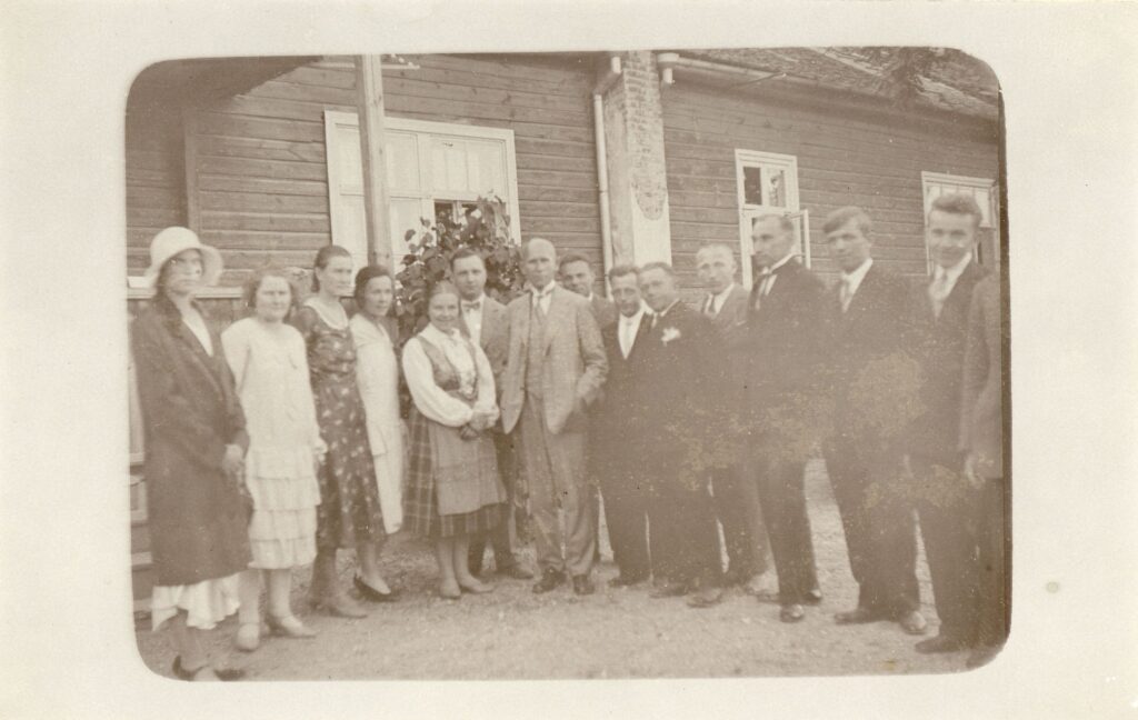 Panevėžio mokytojų seminarijos absolventų ir pedagogų susitikimas. Grupė seminarijos absolventų su buvusiu seminarijos direktoriumi, lietuvių kalbos ir metodikos dėstytoju Juozu Balčikoniu. Iš kairės: Elena Jacevičaitė, ?, Julija Žukauskaitė, Elena Markevičiūtė, Elzė Plungaitė-Eidukienė, Vytautas Aglinskas, Juozas Balčikonis, Stanislovas Kaušakys, Bronius Antanaitis (?), ?, ?, Jonas Valiukonis, Titas Kalvelis, Povilas Stašys. [Panevėžys. 1930 m.]. PAVB, Pavienių rankraščių fondas F8