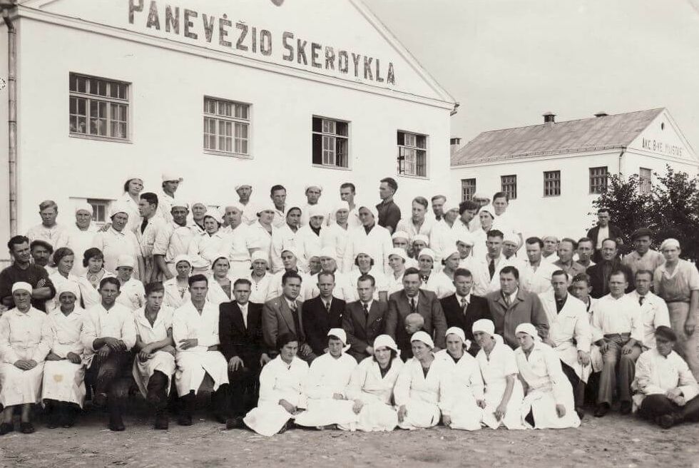 Akcinės bendrovės „Maistas“ Panevėžio fabrikas ir jo darbuotojai. 1937 m. Iš V. Vitkausko asmeninės kolekcijos