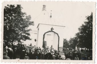 Tikintieji būriuojasi prie Palėvenėlės Švč. Mergelės Marijos bažnyčios. Palėvenėlė (Kupiškio r.). 1934 m. PAVB, Panevėžio vyskupijos kurijos skaitmeninis archyvas