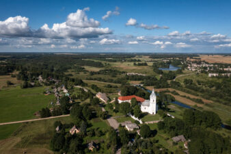 Palėvenės panorama su Šv. Dominyko bažnyčia. Fotogr. G. Lukoševičius. Palėvenė (Kupiškio r.). 2025 m. PAVB skaitmeninis archyvas