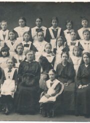 Felino miesto (dabar – Viljandi, Estija) mergaičių gimnazijos I klasės gimnazistės su mokytomis. 3-ioje eilėje iš kairės 5-a – Julija Žukauskaitė. 1916 m. PAVB, Julijos Žukauskaitės fondas F115-182