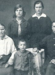 Kazimieras ir Veronika Žukauskai su vaikais: Marija, Pilypu, Elena, Julija ir Liucija. [Panevėžys]. 1924 m. Iš kn.: Panevėžio krašto kultūrinio gyvenimo atspindžiai epistoliniame palikime. Panevėžys : [Amalkeros leidyba] : Panevėžio apskrities Gabrielės Petkevičaitės-Bitės viešoji biblioteka, 2013, p. 57