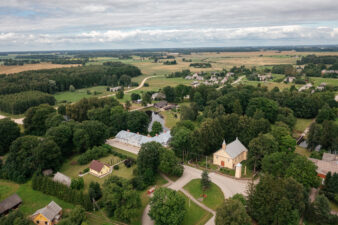 Adomynės panorama su Švč. Mergelės Marijos vardo bažnyčia. Fotogr. G. Lukoševičius. Adomynė (Kupiškio r.). 2025 m. PAVB skaitmeninis archyvas