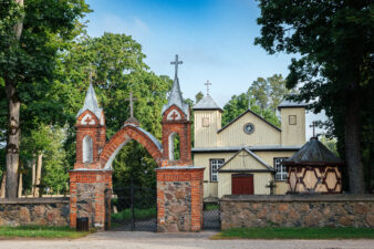 Antašavos Šv. Hiacinto (Jackaus) bažnyčia. Priekyje – puošnūs neogotikiniai raudonų plytų vartai. Fotogr. G. Lukoševičius. 2025 m. PAVB skaitmeninis archyvas