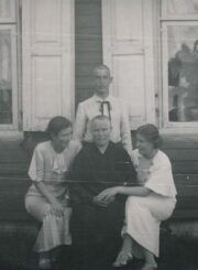 Veronika Žukauskienė su dukromis Julija, Liucija ir sūnumi Pilypu. Panevėžys. Apie 1935 m. PAVB, Julijos Žukauskaitės fondas F115-156