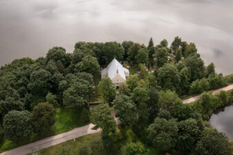 Palėvenėlės Švč. Mergelės Marijos bažnyčia ir kapinės. Fotogr. G. Lukoševičius. Palėvenėlė (Kupiškio r.). 2025 m. PAVB, Panevėžio vyskupijos kurijos skaitmeninis archyvas