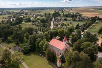 Šimonių panorama su Švč. Mergelės Marijos Ėmimo į dangų bažnyčia. Fotogr. G. Lukoševičius. Šimonys (Kupiškio r.). 2025 m. PAVB skaitmeninis archyvas
