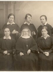 Panevėžio mokytojų seminarijos moksleivės su vokiečių kalbos mokytoja Emma Heimgartner. 1-oje eilėje, kairėje – Julija Žukauskaitė. Fotogr. J. P. Šukio. Panevėžys. 1925 m. PAVB, Julijos Žukauskaitės fondas F115-186