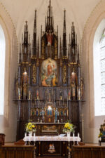 Kupiškio Kristaus Žengimo į dangų bažnyčios Didysis neogotikinio stiliaus altorius (aut. A. Zaborskis). Altoriaus viduryje – A. Pšeslanskio tapytas paveikslas „Kristaus Žengimas į dangų“. Šalia paveikslo – Šv. apaštalų Petro ir Povilo statulos. Altoriaus viršuje, nišoje – Švč. Jėzaus Širdies statula. Fotogr. G. Lukoševičius. Kupiškis. 2025 m. PAVB skaitmeninis archyvas