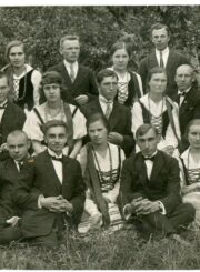 Panevėžio mokytojų seminarijos I laidos (1925 m.) auklėtiniai išleistuvių dieną. 1-oje eilėje iš kairės: Stanislovas Kaušakys, Juozas Žilvitis, Adelė Radzevičiūtė, Jonas Valiukonis, Veronika Inčiūraitė, Motiejus Janušauskas. 2-oje eilėje iš kairės: Elzbieta Plungaitė, Kazimieras Karosas, Elena Petkevičiūtė, Petras Jusius, Julija Žukauskaitė, Povilas Kazėnas, Pranciška Gėgžnaitė, Stanislava Čekanauskaitė. 3-ioje eilėje iš kairės: Kazimieras Masiliūnas, Vytautas Aglinskas, Kazė Žėkonytė, Napalys Grigas, Karolina Švagždytė, Jonas Švoba, Titas Kalvelis. Fotogr. J. Trakmanas. 1925 06 20. PAVB, Julijos Žukauskaitės fondas F115-187