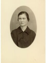 Julija Žukauskaitė – Panevėžio mokytojų seminarijos absolventė. Panevėžys. [1925 m.]. PAVB, Julijos Žukauskaitės fondas F115-149