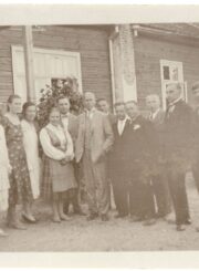 Panevėžio mokytojų seminarijos absolventų ir pedagogų susitikimas. Grupė seminarijos absolventų su buvusiu seminarijos direktoriumi, lietuvių kalbos ir metodikos dėstytoju Juozu Balčikoniu. Iš kairės: Elena Jacevičaitė, ?, Julija Žukauskaitė, Elena Markevičiūtė, Elzė Plungaitė-Eidukienė, Vytautas Aglinskas, Juozas Balčikonis, Stanislovas Kaušakys, Bronius Antanaitis, ?, ?, Jonas Valiukonis, Titas Kalvelis, Povilas Stašys. [Panevėžys. 1930 m.]. PAVB, Pavienių rankraščių fondas F8