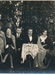 Giedraičių gimnazijos mokytoja Julija Žukauskaitė (iš kairės 2-a) su bičiuliais. Giedraičiai (Molėtų r.). 1930 m. PAVB, Julijos Žukauskaitės fondas F115-224