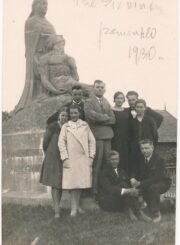 Giedraičių gimnazijos mokytoja Julija Žukauskaitė (stovi dešinėje) su bičiuliais Širvintose prie paminklo žuvusiems už Lietuvos nepriklausomybę (aut. skulpt. Robertas Antinis (vyresnysis). 1930 m. PAVB, Julijos Žukauskaitės fondas F115-264