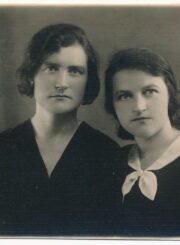 Jonavos vidurinės mokyklos mokytoja Julija Žukauskaitė (kairėje) su mokytoja Elena Dambrauskaite. Fot. „Union“. 1931 m. PAVB, Julijos Žukauskaitės fondas F115-225