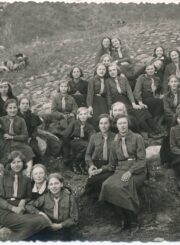 Jonavos vidurinės mokyklos moksleivės skautės su mokytojomis. Kairėje – mokytoja Julija Žukauskaitė. Jonava. 1934 m. PAVB, Julijos Žukauskaitės fondas F115-231