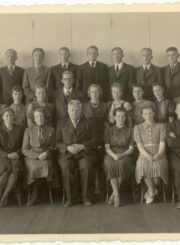 Į Palangą perkeltos (1939 m. vokiečiams okupavus Klaipėdą) Klaipėdos Vytauto Didžiojo gimnazijos pedagogai ir moksleiviai. 1-oje eilėje iš kairės 3-ia – mokytoja Julija Žukauskaitė. Fotogr. I. Stropus. Palanga. 1940 06 15. PAVB, Julijos Žukauskaitės fondas F115-236