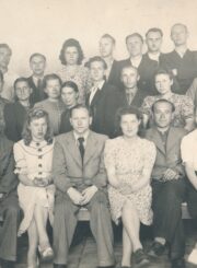 Vilniaus 1-osios vidurinės mokyklos pedagogai. 2-oje eilėje iš kairės 2-a – Julija Žukauskaitė. 1945–1946 m. PAVB, Julijos Žukauskaitės fondas F115-304