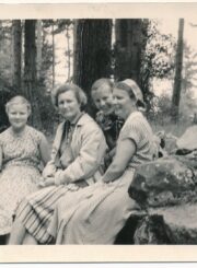 Julija Žukauskaitė (iš kairės 2-a) su seserimi Liucija ir dukterėčiomis Palangoje. 1958 m. PAVB, Julijos Žukauskaitės fondas F115-170