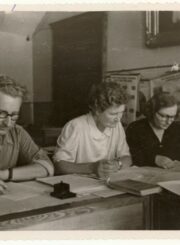 Vilniaus universiteto stojamųjų egzaminų komisijos nariai Jonas Zemvaldas Balkevičius, Julija Žukauskaitė ir Emilija Orvidienė tikrina studentų darbus. 1959 m. PAVB, Julijos Žukauskaitės fondas F115-247