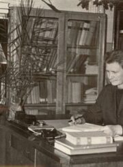 Docentė Julija Žukauskaitė Vilniaus universiteto Lietuvių kalbos katedroje. Fotogr. J. Girdvainio. 1970 m. PAVB, Julijos Žukauskaitės fondas F115-254