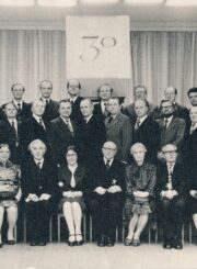 Vilniaus 1-osios berniukų gimnazijos 1946 m. laidos absolventų ir pedagogų susitikimas po 30 metų. 1-oje eilėje iš kairės 7-a – Julija Žukauskaitė. Vilnius. 1977 04 23. PAVB, Julijos Žukauskaitės fondas F115-310