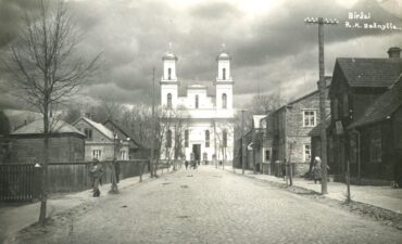 Biržų Šv. Jono Krikštytojo bažnyčia. Fotogr. P. Ločeris. Biržai. Apie 1931–1935 m. Iš: www.limis.lt; Biržų krašto muziejus „Sėla“, pirm. apsk. nr. BKM GEK 30122/1