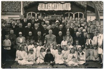 Garbės vartai prie Biržų Šv. Jono Krikštytojo bažnyčios. Fotogr. P. Ločeris. Biržai. XX a. 3 deš. pab. PAVB, Povilo Šidlausko fondas F177