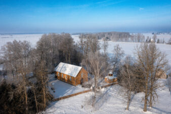 Geidžiūnų Šv. Angelų Sargų bažnyčia ir varpinė iš paukščio skrydžio. Fotogr. G. Lukoševičius. Geidžiūnai (Biržų r.). 2025 m. PAVB skaitmeninis archyvas