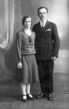 Suosto Šv. Kryžiaus Išaukštinimo bažnyčios zakrastijonas Juozas Indriliūnas su žmona Malvina Matuzevičiūte-Indriliūniene. Fotogr. B. Michelsonas. Biržai. Apie 1932 m. Iš: www.limis.lt; Biržų krašto muziejus „Sėla“, pirm. apsk.nr. BKM GEK 21046/14