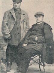 Jurgis Bielinis (stovi) ir kun. Antanas Milukas. Tilžė. 1902 m. vasara. Iš knygos: Spaudos laisvės ir Amer. liet. organizuotės sukaktuvės. 2-a laida. Philadelphia, [1929]