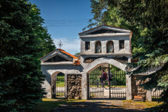 Kupreliškio Šv. arkangelo Mykolo bažnyčios šventoriaus pagrindiniai vartai (XIX a. II p.; restauruoti 2011 m., projekt. vad. N. Ščiogolevienė). Fotogr. G. Lukoševičius. Kupreliškis (Biržų r.). 2025 m. PAVB skaitmeninis archyvas