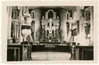 Kvetkų Šv. Jono Krikštytojo bažnyčios didysis altorius. Kvetkai (Biržų r.). 1957 12 25. PAVB, Konstantino Balsio fondas F119-500