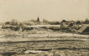 Nemunėlio Radviliškio miestelio panorama su Švč. Mergelės Marijos bažnyčia. Fotogr. J. Samuolis. Nemunėlio Radviliškis (Biržų r.). Apie 1936 m. Iš: www.limis.lt; Biržų krašto muziejus „Sėla“, pirm. apsk. nr. BKM GEK 22001