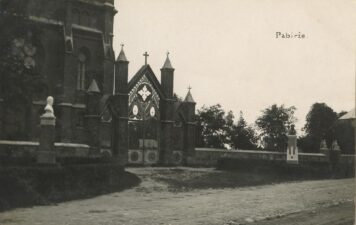 Paminkliniai biustai Vytautui Didžiajam ir vyskupui Motiejui Valančiui prie Pabiržės Švč. Trejybės bažnyčios centrinių vartų. Fotogr. P. Ločeris. Pabiržė ( Biržų r.) Apie 1932 m. Iš: www.limis.lt; Biržų krašto muziejus „Sėla“, pirm. apsk. nr. BKM GEK 30122/5