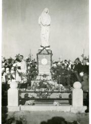 Paminklo kunigui, poetui, švietėjui Jurgiui Tilvyčiui-Žalvarniui atminti šventinimo iškilmės Panevėžio Kristaus Karaliaus katedros kapinėse 1936 m. rugsėjo 23 d. Kairėje pamokslą sako Panevėžio Kristaus Karaliaus katedros klebonas kunigas Povilas Šidlauskas. PAVB, Chodakauskų šeimos fondas F118