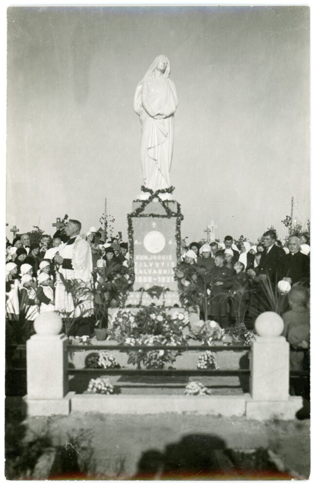 Paminklo kunigui, poetui, švietėjui Jurgiui Tilvyčiui-Žalvarniui atminti šventinimo iškilmės Panevėžio Kristaus Karaliaus katedros kapinėse 1936 m. rugsėjo 23 d. Kairėje pamokslą sako Panevėžio Kristaus Karaliaus katedros klebonas kunigas Povilas Šidlauskas. PAVB, Chodakauskų šeimos fondas F118