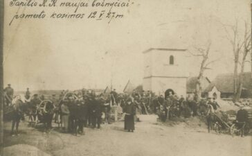 Kasami pamatai Papilio Romos katalikų naujai bažnyčiai. Fotogr. P. Samulėnas. Centre stovi kunigas Felicijonas Lelis. Papilys (Biržų r.). 1927 m. PAVB, Elenos Gabulaitės fondas F9-1569
