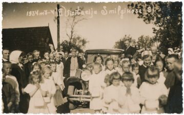 Panevėžio vyskupo Kazimiero Paltaroko vizitas Smilgiuose (Biržų r.). 1934 m. PAVB, Panevėžio vyskupijos kurijos skaitmeninis archyvas
