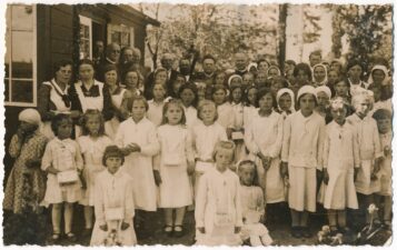 Panevėžio vyskupo Kazimiero Paltaroko vizitas Smilgiuose (Biržų r.). 1934 m. PAVB, Panevėžio vyskupijos kurijos skaitmeninis archyvas